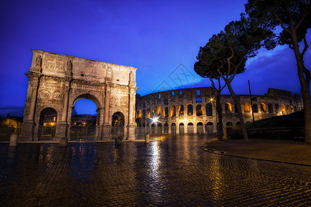 夜晚的Colosseum和ConstantineArch与附近公路图片