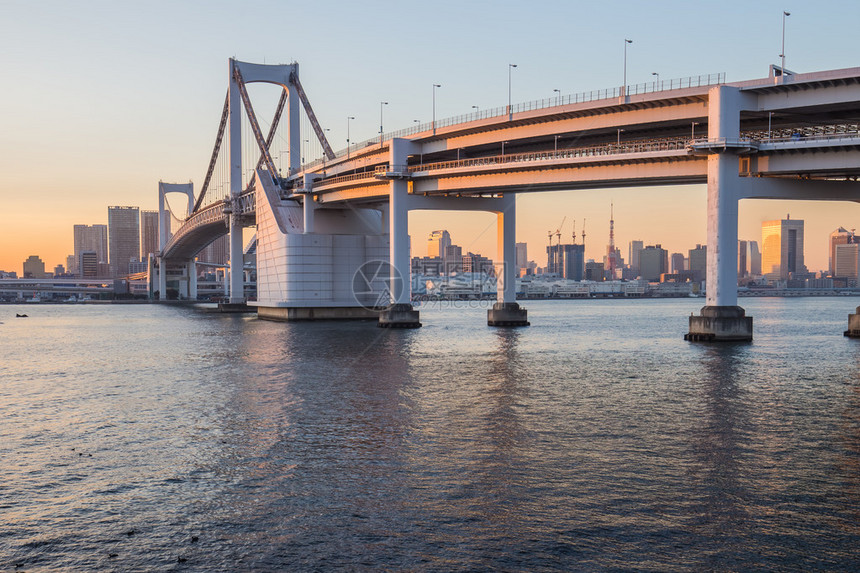 在彩虹桥的日落与东京塔在背景中图片