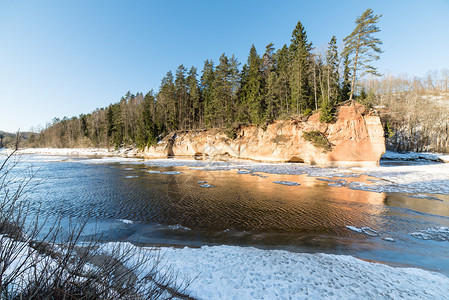 冬季冰冻的河水图片