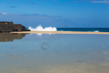 海浪冲撞Lumahai海滩在夏威夷Kaua图片