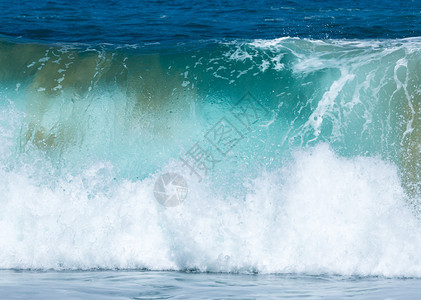 大浪或断流器的冷冻运动接近岸边图片