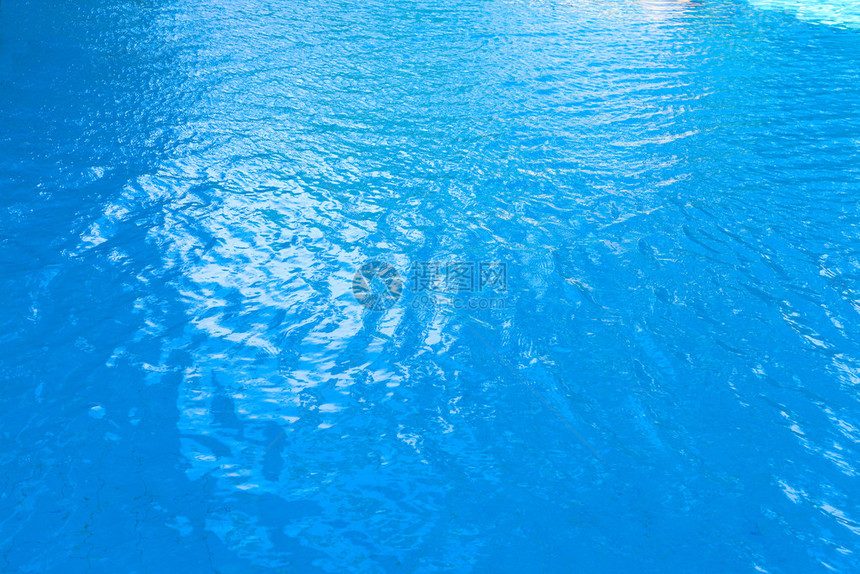 游泳池里的蓝色水与波浪图片