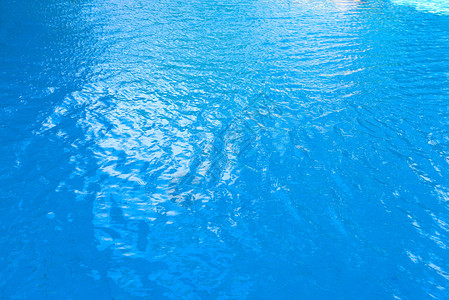 游泳池里的蓝色水与波浪图片