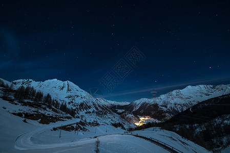 LaThuile村的鸟瞰图在夜间发光图片