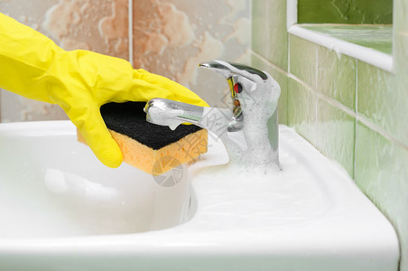 清洁浴室里的污垢白色盥洗台水龙头图片