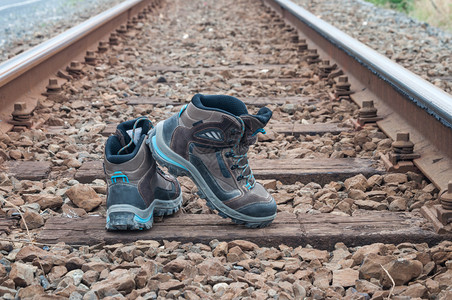 铁路线上的两双登山靴图片