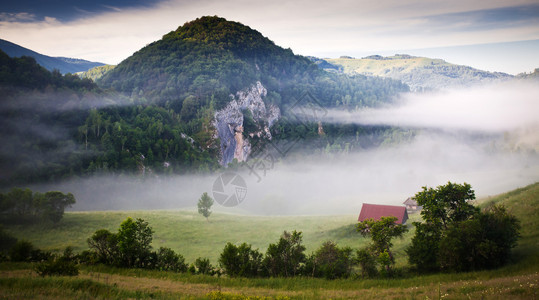 雾中山村的夏日风景图片