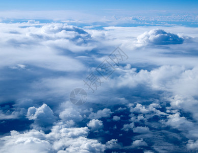 蓝天背景与一朵小云图片