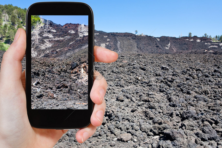 旅行概念在意大利西里Etna斜坡上用移动工具拍摄加固熔岩图片