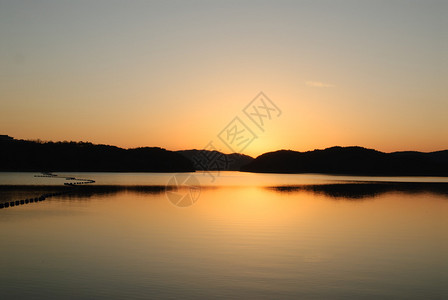 韩国JINJUJINJUJINJU的JINJYNYANG湖日落蓝色和图片
