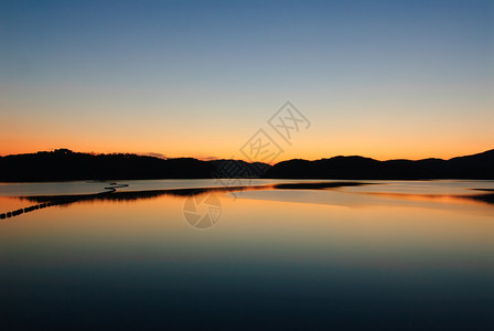 韩国JINJUJINJUJINJU的JINJYNYANG湖日落蓝色和图片