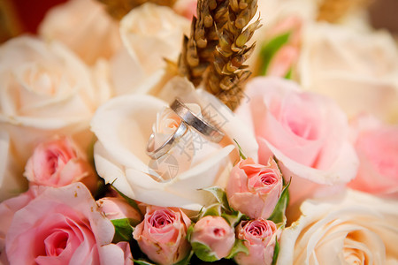 鲜花中的结婚戒指图片