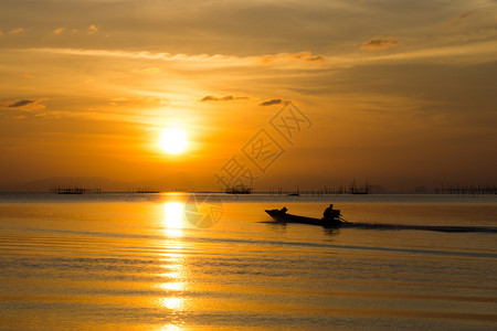 渔夫和落日的天空图片