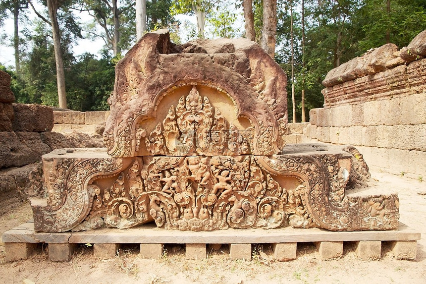 位于柬埔寨暹粒吴哥地区的BanteaySrei寺的红色石头错综复杂的浮雕寺是一座10世纪的寺庙图片