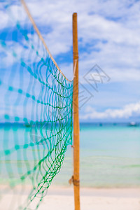 热带异乎寻常的海滩上的篮球网图片