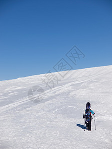 滑雪板在冬天在山上升图片