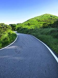 山路和天空图片