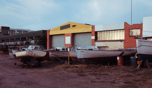 仓库里的旧船图片