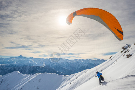 滑翔伞从雪坡上启动图片