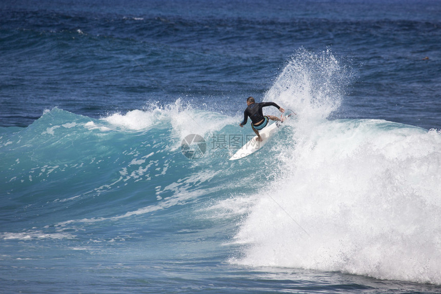 在夏威夷骑着巨型海浪图片