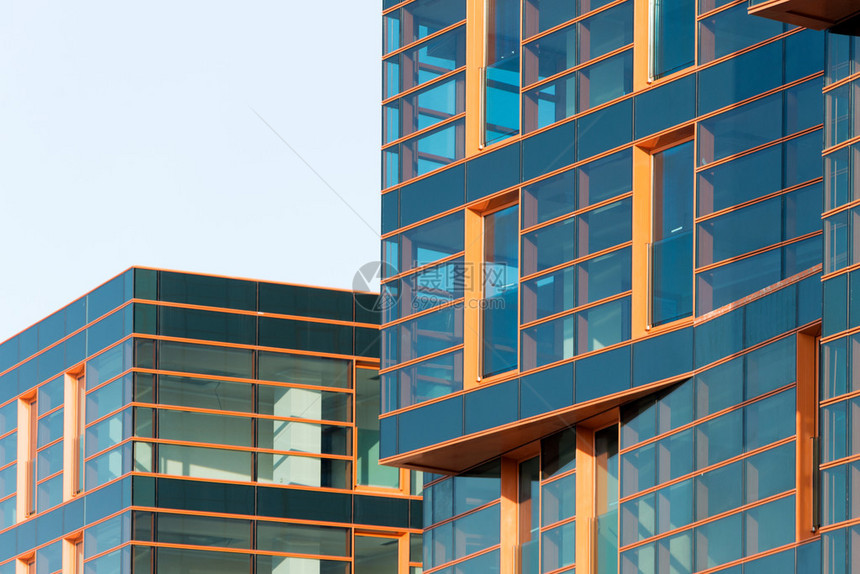 蓝色调的现代建筑镜面图片
