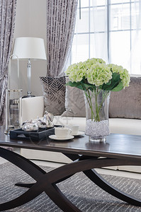 家中豪华客厅木桌上的植物玻璃花瓶图片