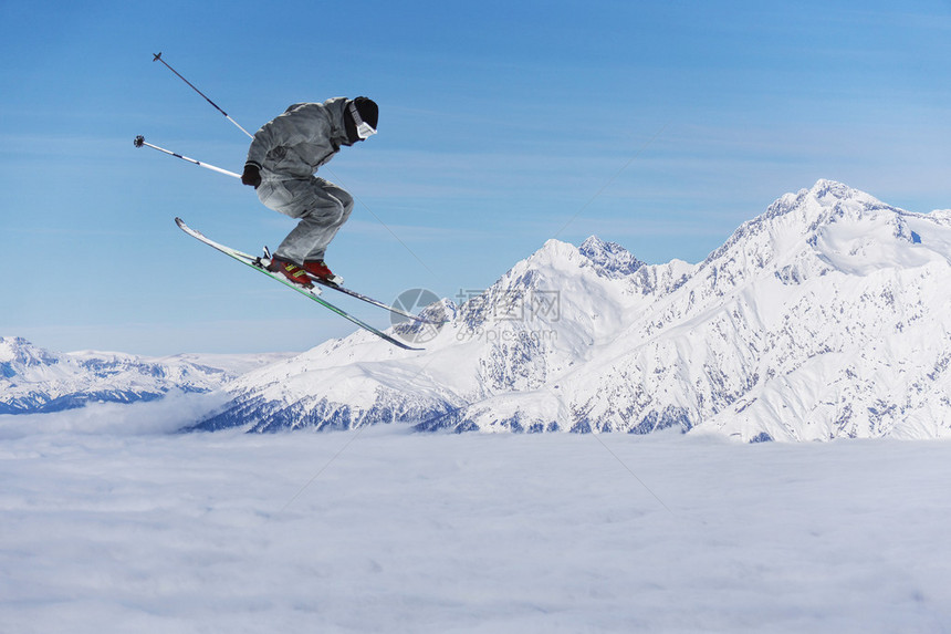 在山上飞行的滑雪者极限运动图片