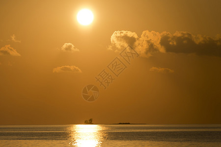 马尔代夫岛上美妙的金色日落图片