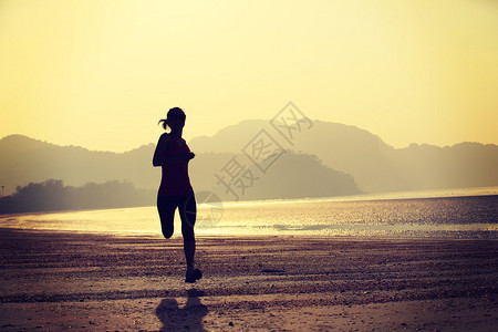 健康的生活方式健身女子在日出或图片
