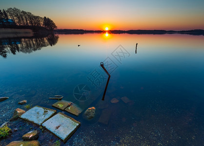 日落时美丽的湖船停泊地兰奎尔场图片