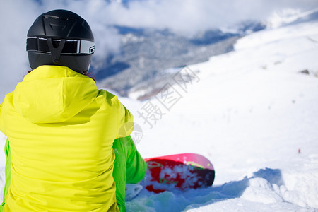 滑雪运动员与山链坐图片