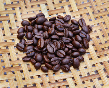 木制背景上的咖啡豆背景图片
