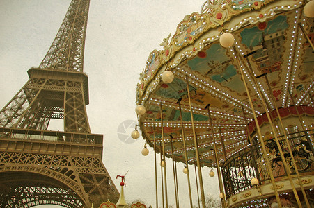 巴黎Carousel和Eiffel铁塔的回声在图片