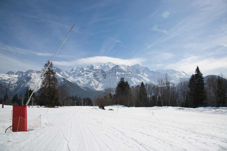 来自法国的法国阿尔卑斯山专属滑雪胜地的景色图片