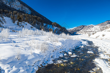 冬天山谷中的河流图片