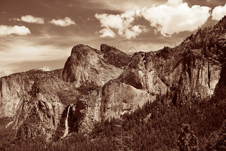 Yosemite山谷山峰图片