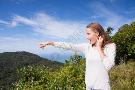 年轻姑娘站在山顶的山顶点图片