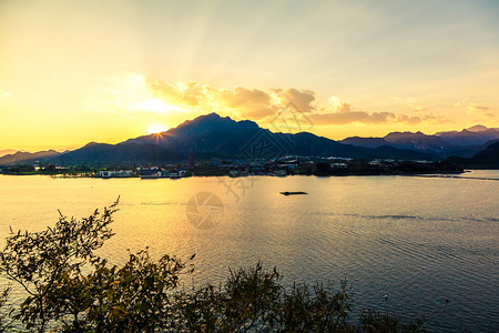 夕阳下的雁栖湖背景图片