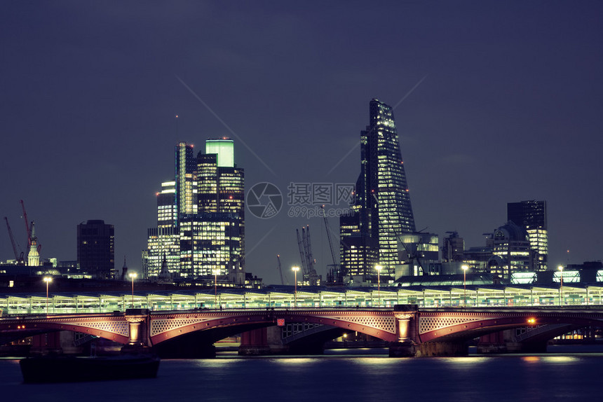 黑衣修士桥和伦敦的天际线在晚上图片