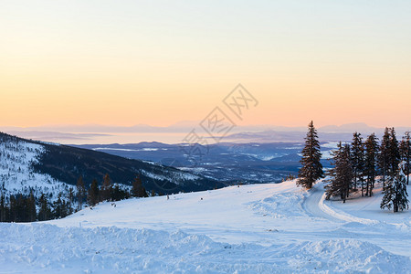 黎明时分美丽的冬季景观的照片图片
