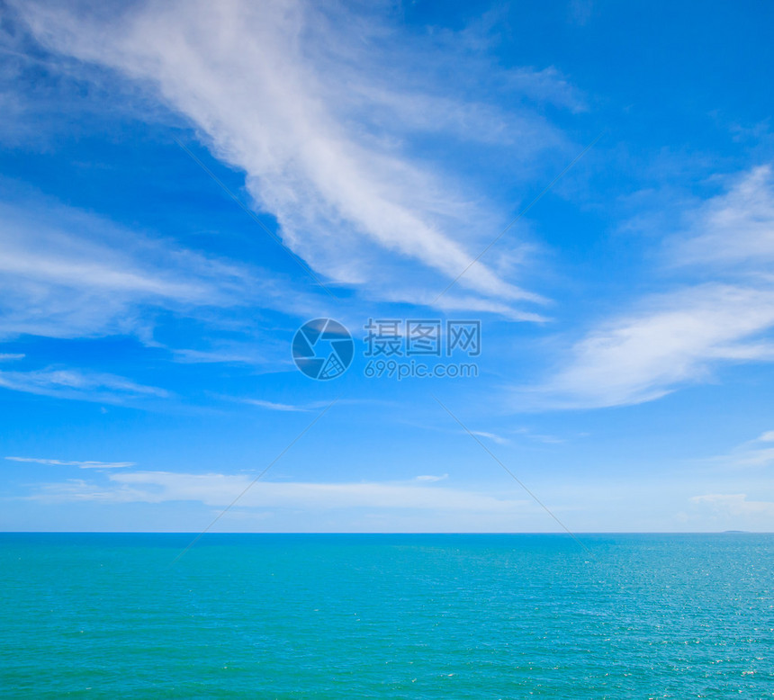 蓝色的大海和天空背景上的云彩图片