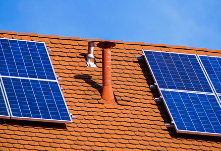 建筑物屋顶上的太阳能电图片