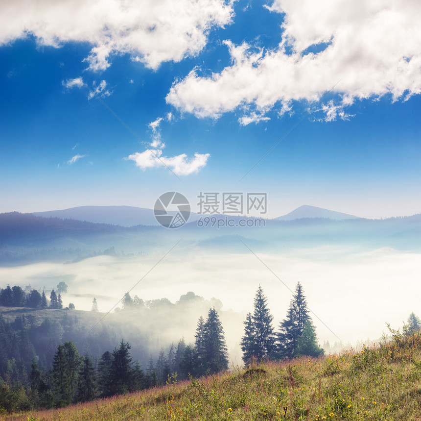 山地风景和浓雾中阳光灿烂的一天图片