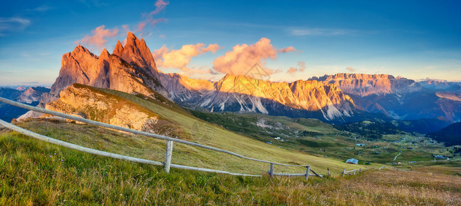 查看OdleGeisler组和PizesdeCir山脊公园山谷ValGardena白云岩背景图片