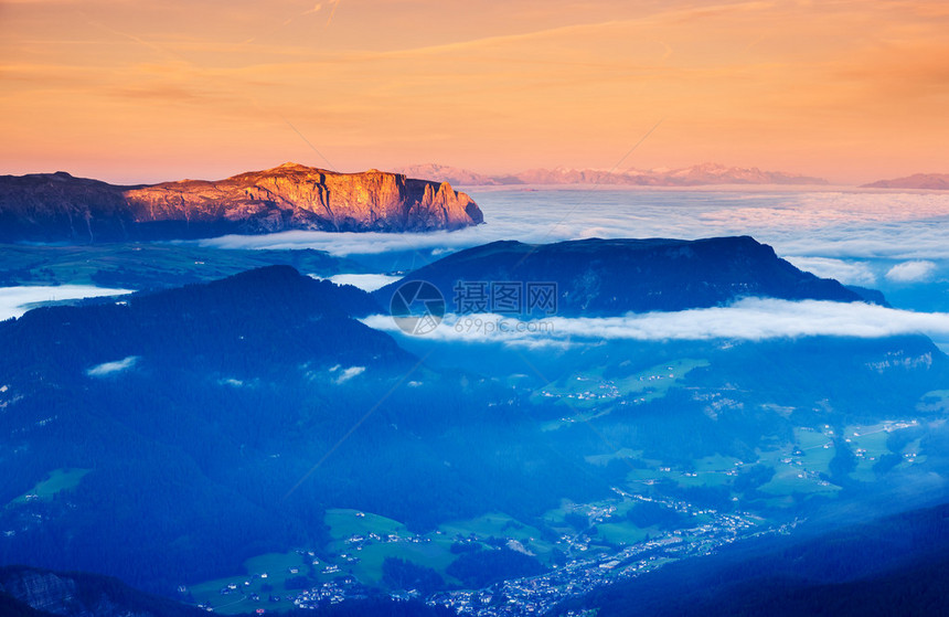 雾蒙的ValGardena山谷的美景公园奥德尔盖斯勒白云岩图片