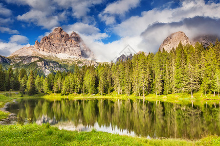 在公园TreCimediLavaredo中可以欣赏到雾蒙的LagoDiAntorno美景卡迪尼米苏里纳山脉背景图片