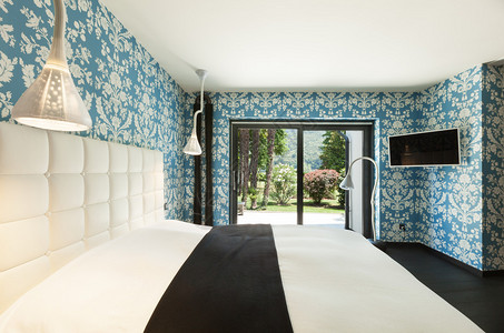 现代别墅内部漂亮的卧室双人床图片