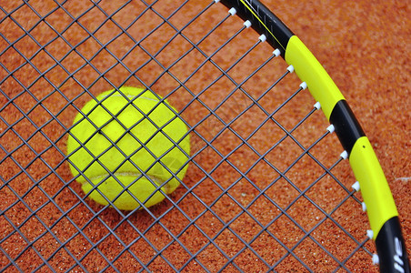 网球拍和球的特写图片
