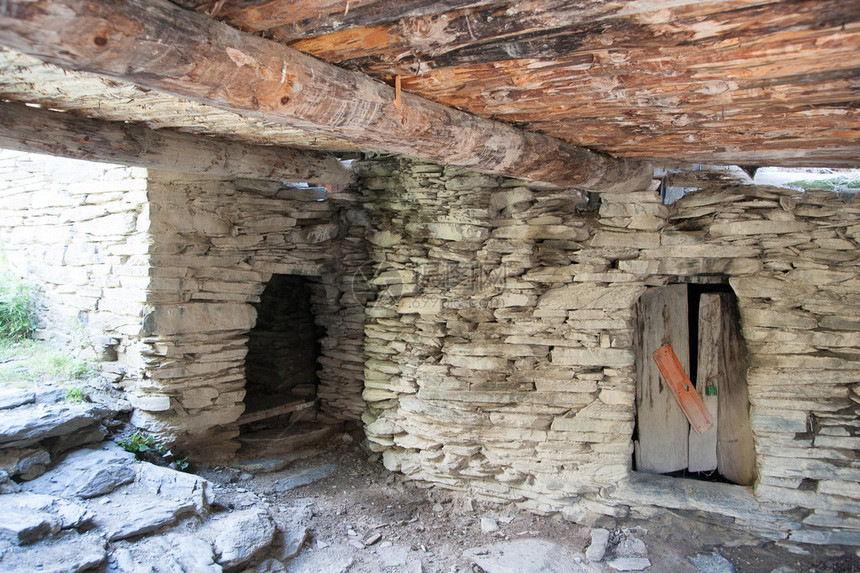 格鲁吉亚老旧城镇废墟的Khevsur图片