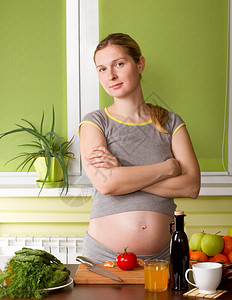 孕妇在厨房烹饪健康食品图片